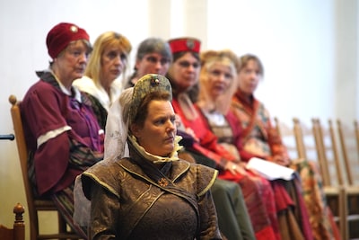 Repetities voor Burens spektakelstuk ‘Het huwelijk’ in volle gang: in kostuum!