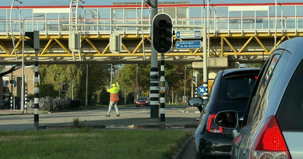 Lezers worstelen met geduld voor verkeersregelaars: noodzaak of overlast?