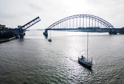 Rijkswaterstaat waarschuwt voor gevaar als mensen tóch over afgesloten Brug over de Noord gaan
