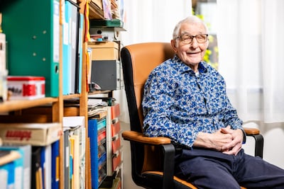 Toon Hermans zag talent in Joop (89), maar succes bleef uit: ‘Ik hoop nog steeds dat iemand mijn werk oppikt’