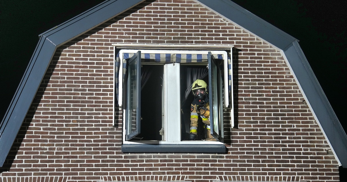Man ontsnapt aan brand door uit raam te springen: ‘Trappengat stond vol met rook’