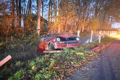 Auto raakt van de weg en komt zwaar beschadigd tot stilstand in droge sloot in Overasselt