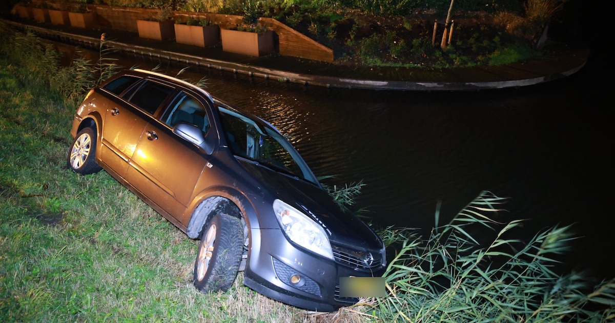 Auto belandt bijna in water aan de Madeweg in Monster, bestuurder aangehouden