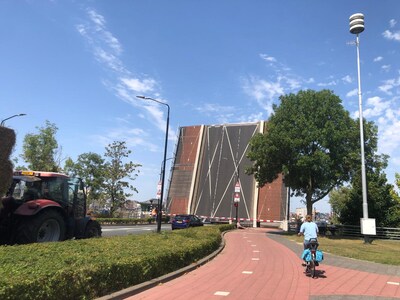 Prins Hendrikbrug weer dicht na storing, monteur onderweg om stilstaande klep te repareren
