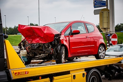 Twee auto’s botsen hard op elkaar in Veghel: gewonden naar het ziekenhuis