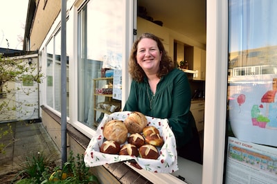 Gwyneth (42) verruilde baan in de IT voor eigen bakkerij vanuit haar keukenraam: ‘Het was een gouden