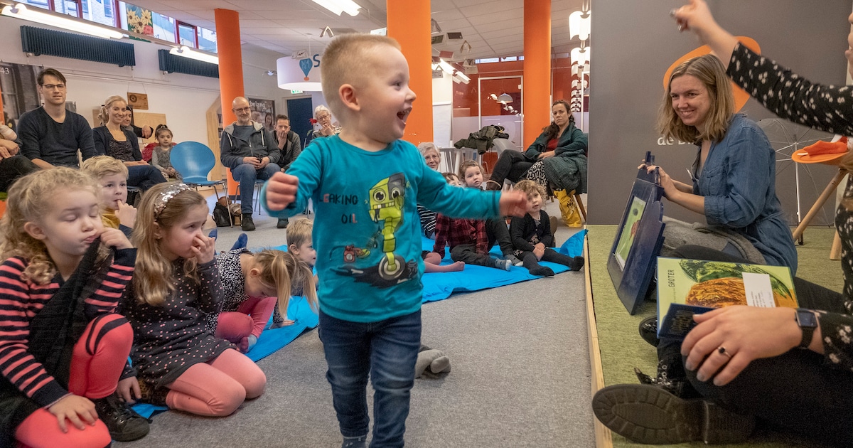 Kinderen krijgen knuffel van Kleine Aap bij voorleesdagen in Huijbergen