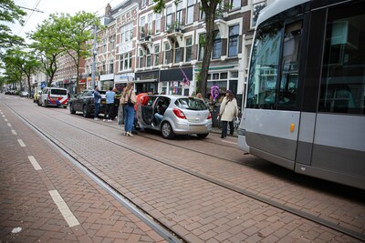 Aanrijding met stilstaande auto legt tramverkeer op Nieuwe Binnenweg plat
