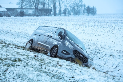 een-busje-en-een-auto-zijn-van-de-weg-afgeraakt-door-de-gladheid-in-lemmer