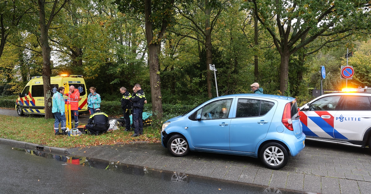 Fietsster geschept door auto in Oegstgeest, slachtoffer naar ziekenhuis