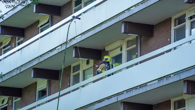 Vaatwasser vliegt in brand op achtste verdieping van flat in Oss, brandweer moest blusslang omhoog h