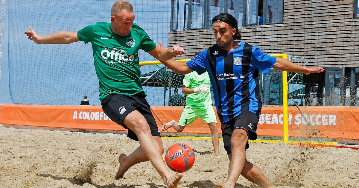 Zware benen door het rulle zand van het Scheveningse strand: Özkaya jaagt op NK-titel beachsoccer