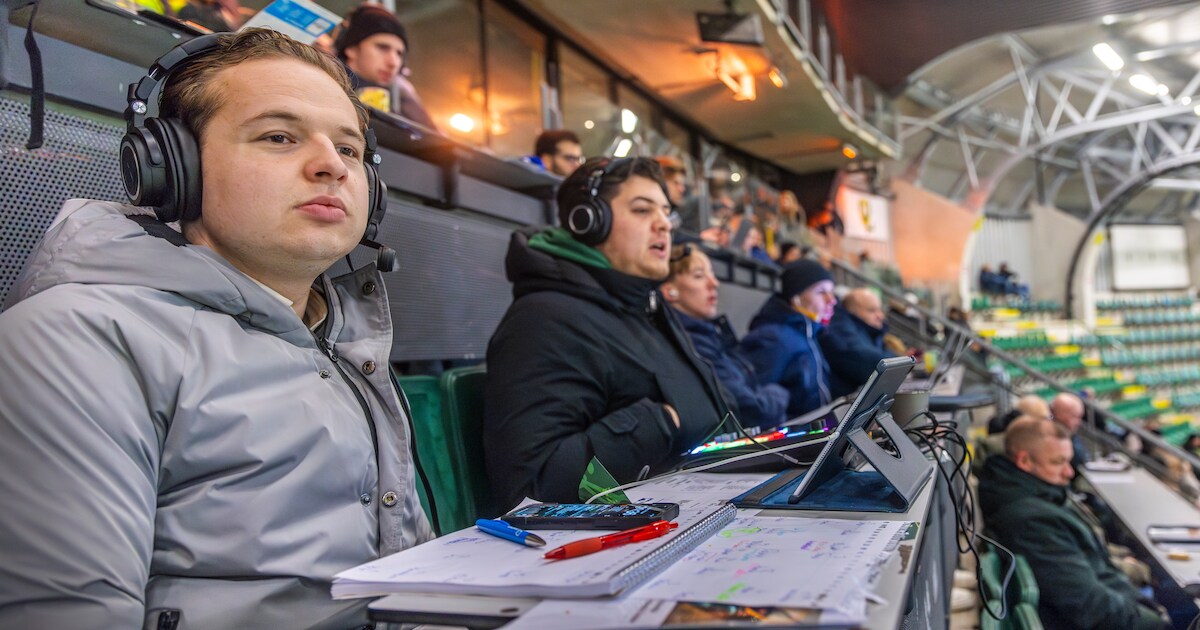 Nigel en Rahul doen verslag voor blindentribune bij ADO Den Haag: ‘Zij ...