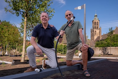 Dit plein in Huissen mist nog één ding: water, en bij de opening stroomt er bier uit