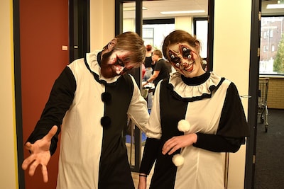 Jeffrey en Sanne jagen Almeloërs de stuipen op het lijf met Halloween