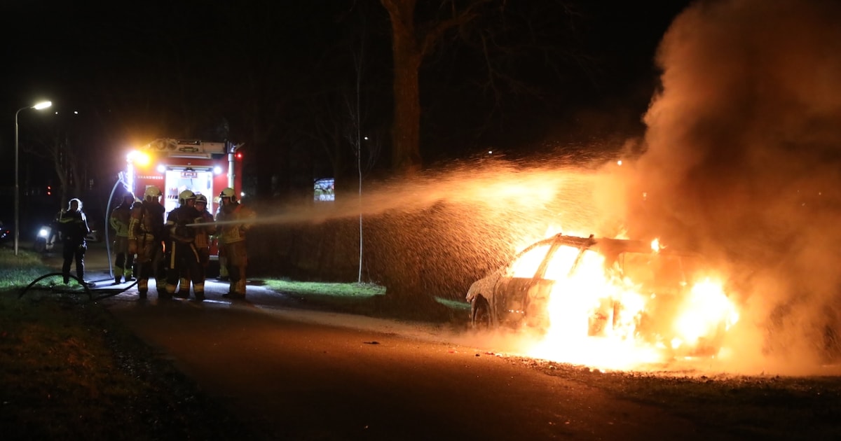 Auto brandt volledig uit op Bisschopsrak in Leeuwarden