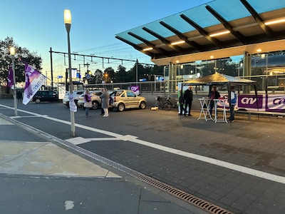 Station Apeldoorn leeg vanwege staking, enkeling wacht op bus: ‘Ik wist het niet, ik kijk nooit nieu