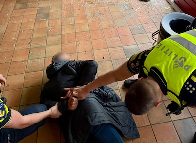 Inbreker (45) betrapt in sportkantine in Dordrecht terwijl hij bier drinkt en chips eet