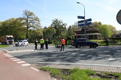 Motorrijder gewond na botsing met auto in Markelo