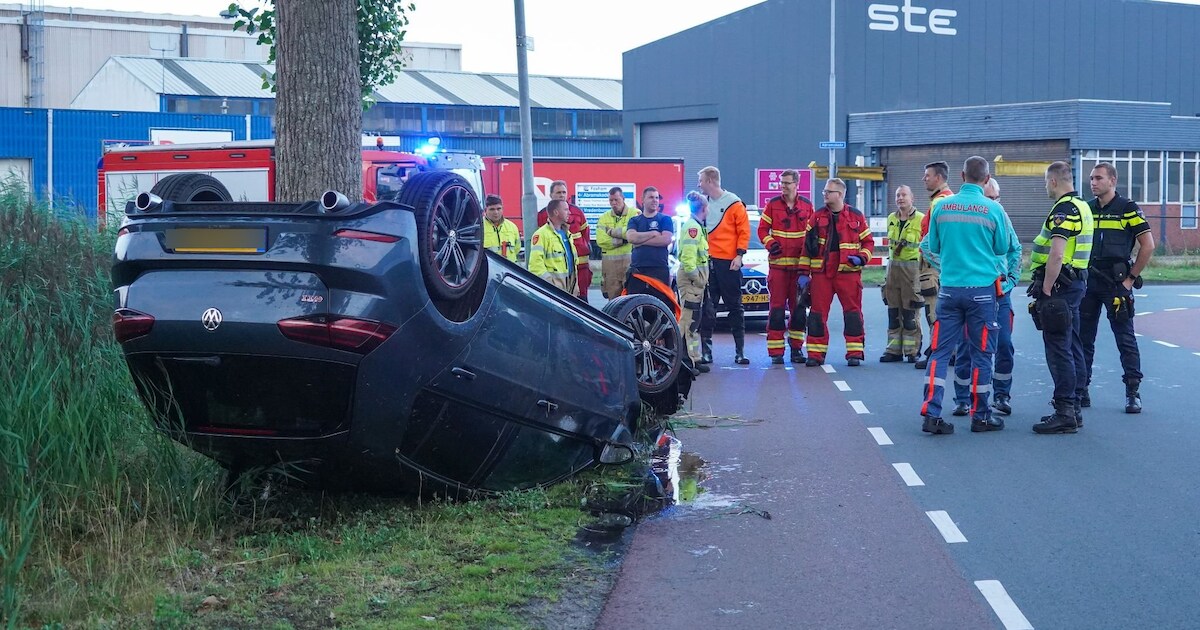 Auto op zijn kop in de sloot langs de Zwedenweg in Hoogezand, bestuurder verdwenen