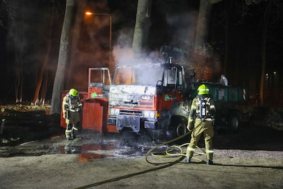 Geparkeerde vrachtwagen brandt uit in Ede