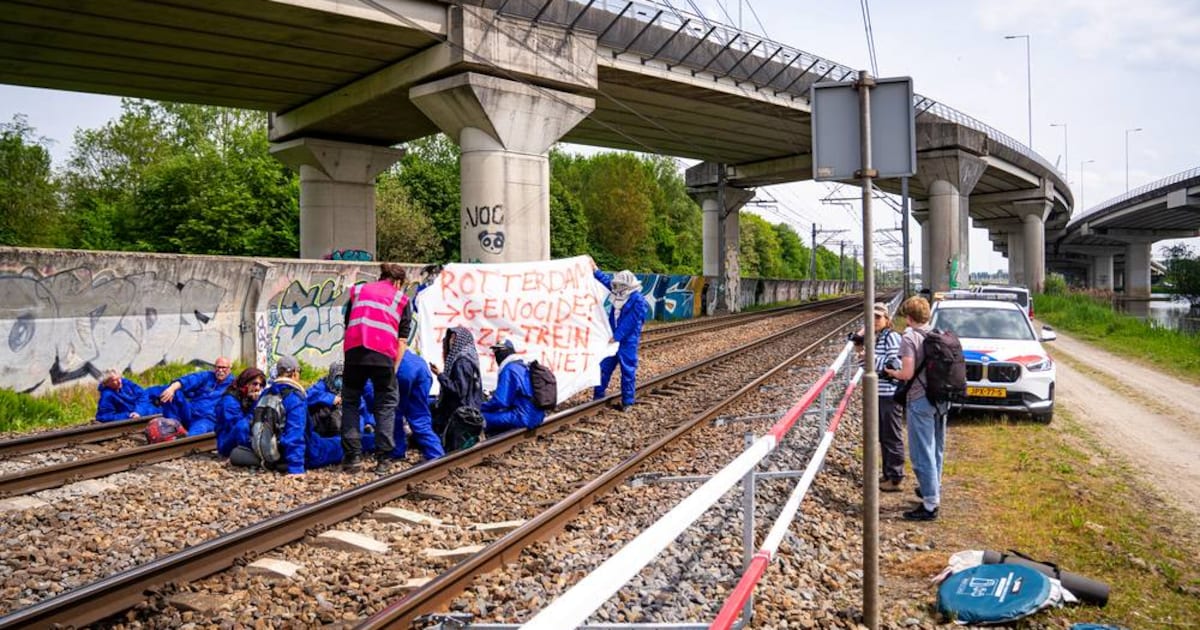 Bij demonstraties op havenspoorlijn zijn in totaal zeventien betogers aangehouden