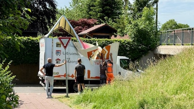 Bestuurder in Oldenzaal wil met bakwagen onder viaduct door, maar dat past niet