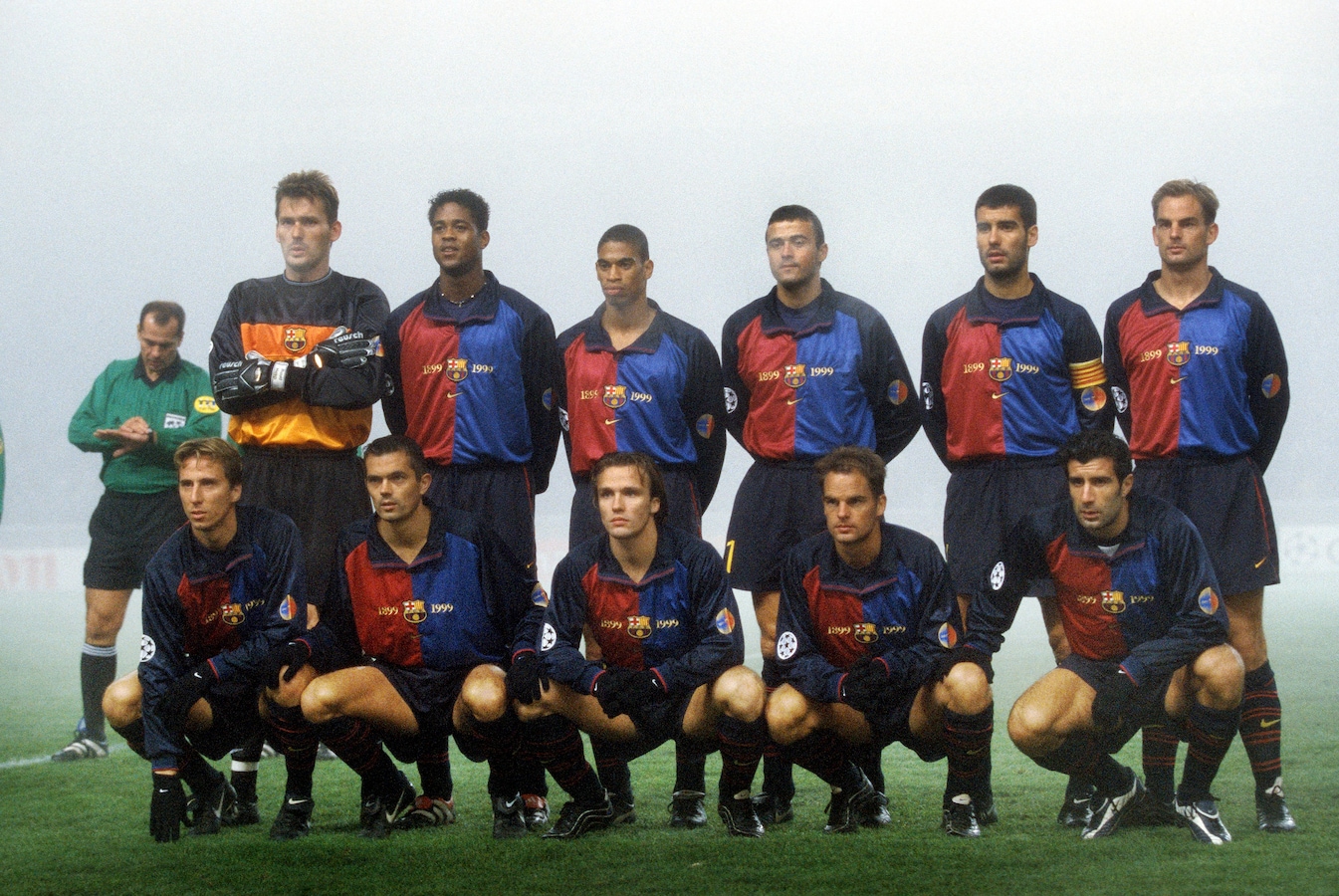 de-teamfoto-van-fc-barcelona-op-23-november-1999-boven-ruud-hesp-patrick-kluivert-michael-reiziger-luis-enrique-pep-guardiola-ronald-de-boer-onder-frederic-dehu-philip-cocu-boudewijn-zenden-frank-de-boer-en-luis-figo