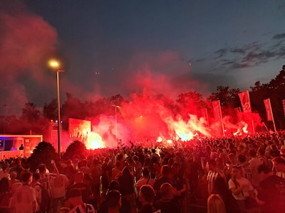 Promotiehelden van Willem II onthaald en gehuldigd door uitzinnige menigte in Tilburg