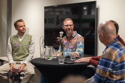 Homo zijn op de voetbalclub of in een gereformeerde omgeving, hoe ga je daarmee om? Lessen uit 10 ge