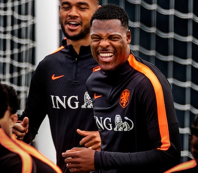 Denzel Dumfries ziet iets bijzonders bij Oranje: ‘Als wij scherp blijven, zijn wij een kanshebber’