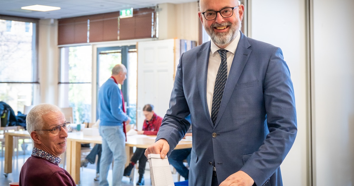 Burgemeester Martijn Vroom brengt zijn stem uit in Stompwijk