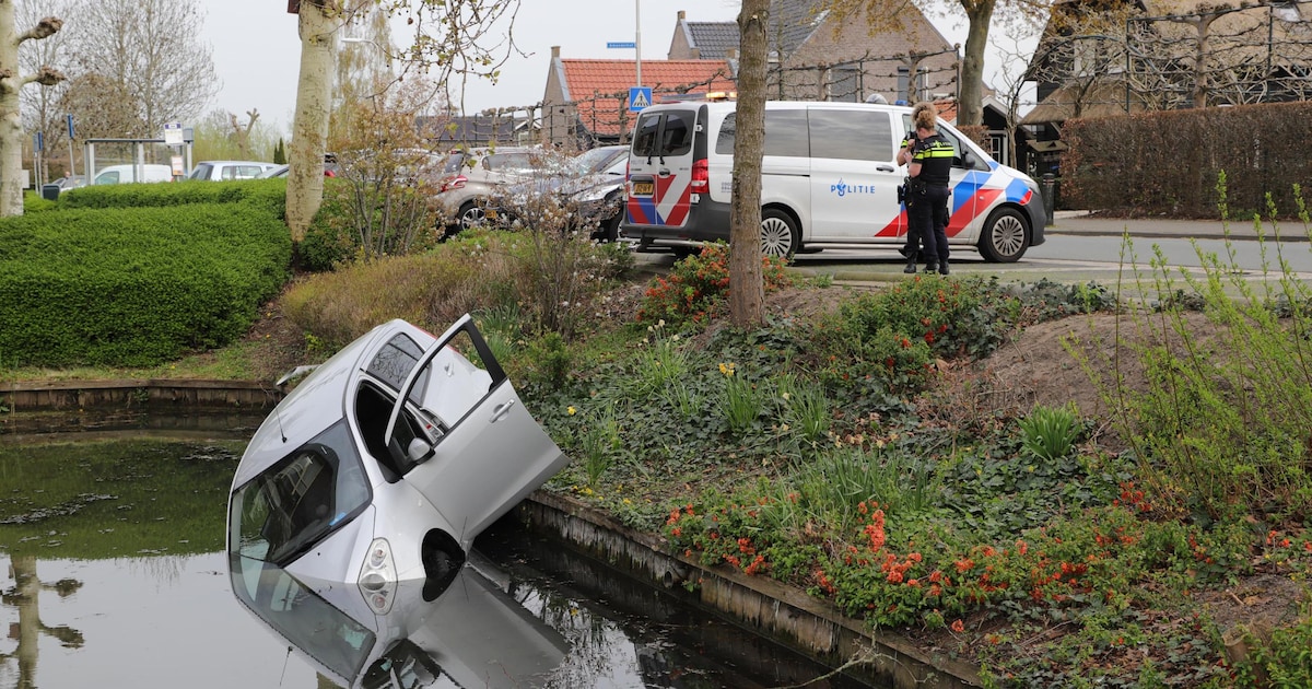 Auto kiepert sloot in Bleskensgraaf in