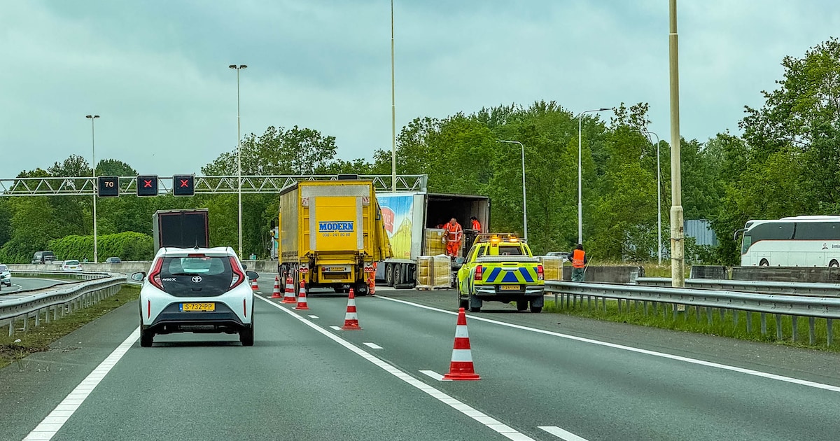 Vrachtwagen met zonnebloemolie raakt betonnen barrier op A28 bij Amersfoort, herstelwerkzaamheden du