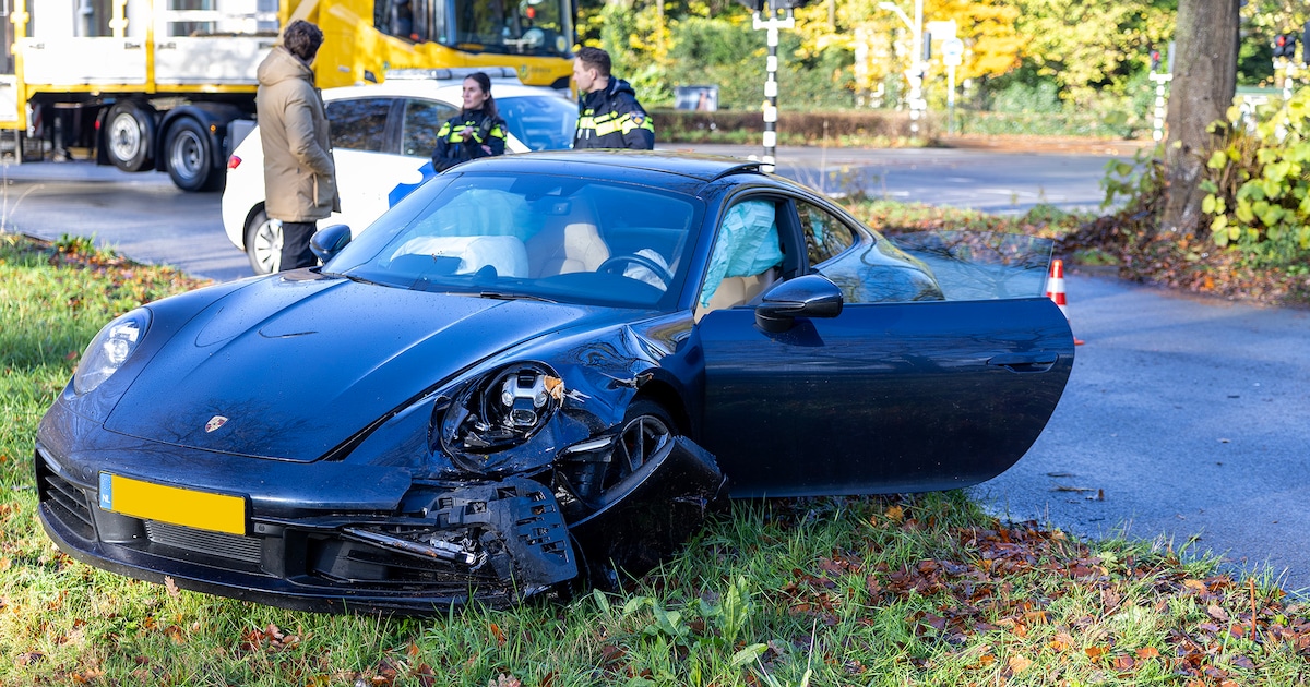 Porsche loopt flinke schade op na botsing tegen boom in Haarlem