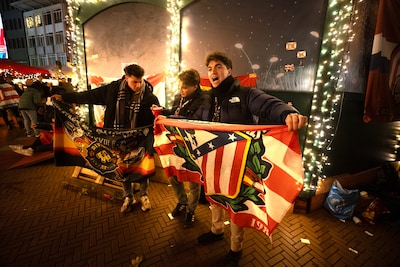PSV-fans geloven in een historische avond: ‘Het wordt billenknijpen, maar de punten blijven hier’