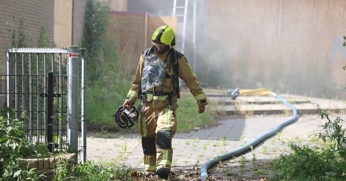 Rook in voormalig schoolgebouw aan Goudenregensingel in Pijnacker, veel brandweer ter plaatse