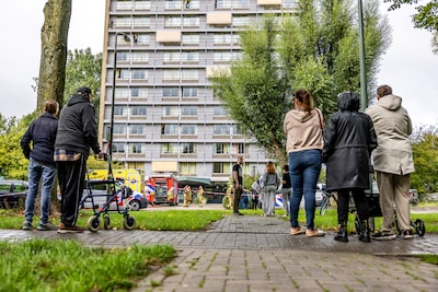 Brandweer blust brand op vierde etage van SSF-flat in Dordrecht