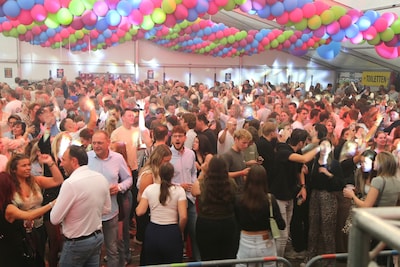 Kermisfeest onder spanning na overtredingen tijdens opbouw tent: ‘Houden situatie nauwlettend in de 