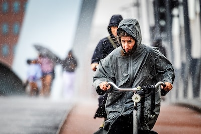 Waterhozen met zware windstoten en onweersbuien op komst: KNMI geeft code geel af