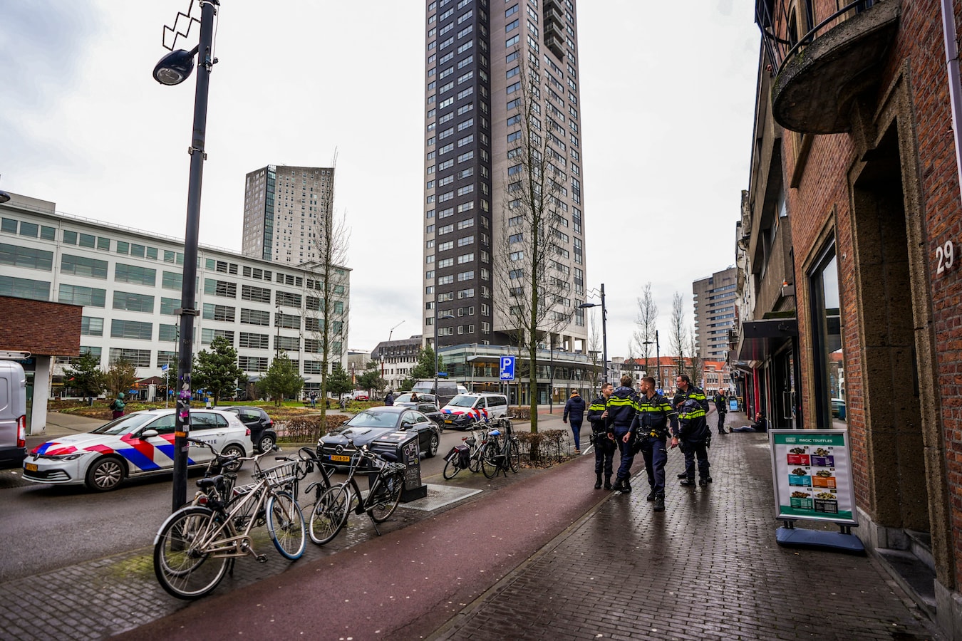 Automobilist spoorloos na inrijden op mensen in Eindhoven: ‘Iemand