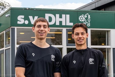 Voetbalbroers Luuk en Nick na 16 jaar herenigd bij DHL: ‘Onze ouders zullen er ook blij mee zijn’