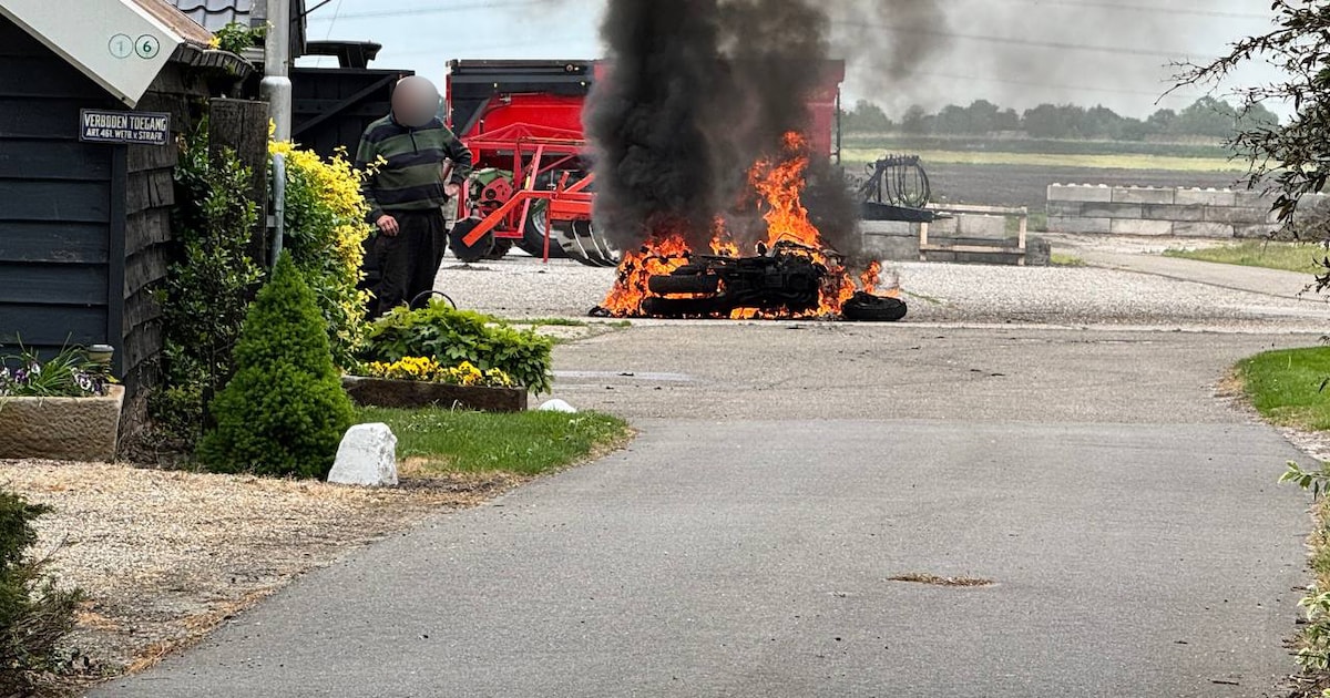 Motor volledig in brand op het Tweede Boerendiep in Musselkanaal