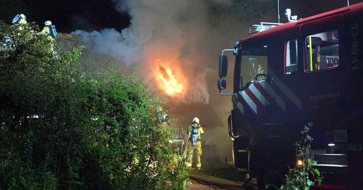 Grote brand in woning met rieten dak in Ansen, NL-Alert vanwege rookontwikkeling
