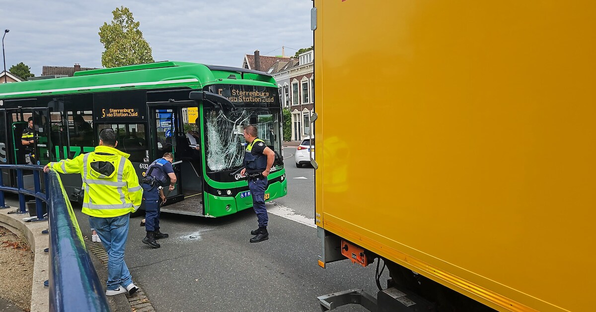 Stadsbus botst met vrachtwagen op Spuiweg in Dordrecht | Regio | AD.nl