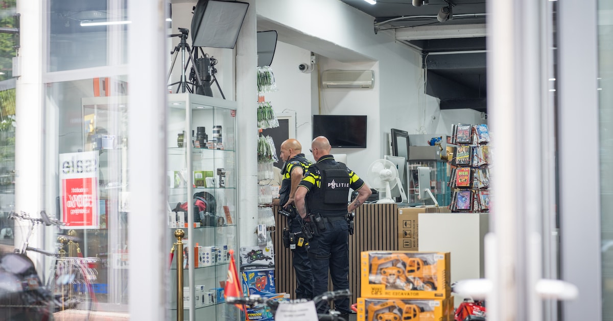 Beroving in winkel Used Products in Spijkenisse, één persoon bedreigd met vuurwapen