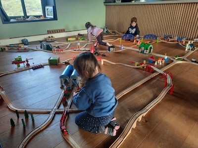 Tsjoek-tsjoek! Op station Apeldoorn kun je nu spelen met een houten treinbaan