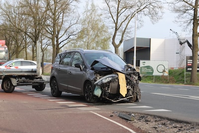 Flinke schade en file na botsing op N224 bij Ederveen