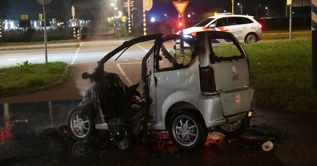 Brommobiel brandt volledig uit in Breda: bestuurder redt nog snel spullen uit voertuig