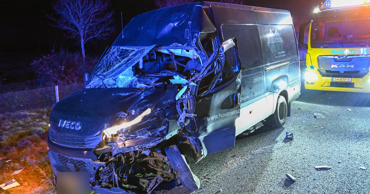 Bestuurder bestelbus gewond na botsing met vrachtwagen op A28 in Hooghalen